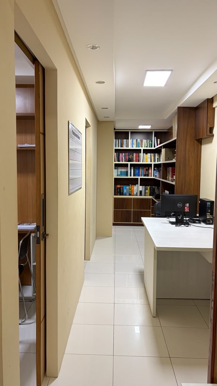 Corredor do escritório Torres Gomes Advogados em direção à sala de atendimento