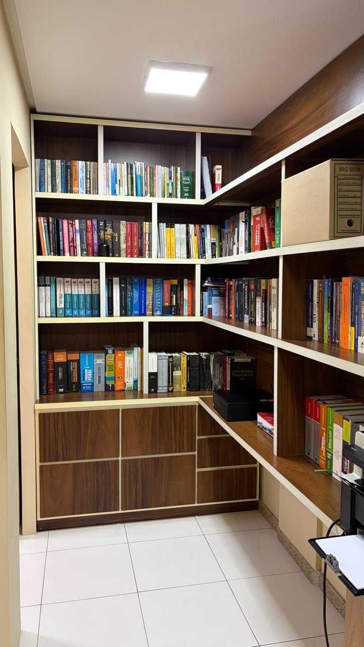 Estante com livros de Direito no escritório Torres Gomes Advogados